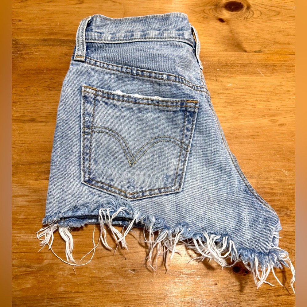 LEVI’S Denim Frayed Hem Shorts
